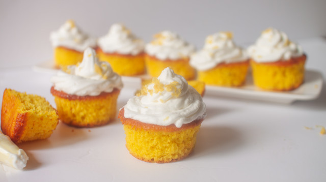 מאפינס צהוב עם לימון וכורכום (צילום: ליליה ויינרוט)