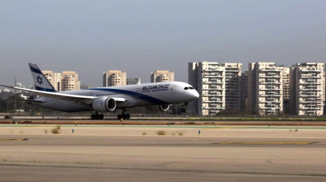 מטוס הדרימליינר של אל על נוחת בנתב"ג (צילום: סיון פרג')