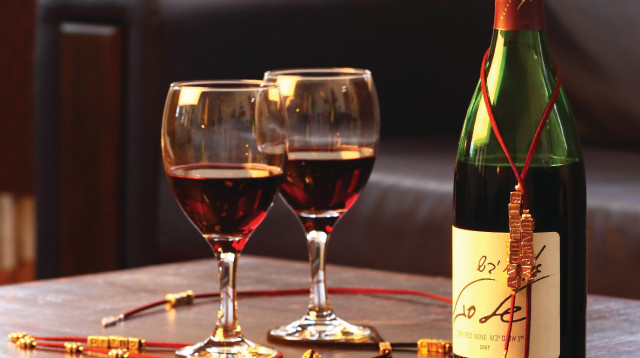 קישוט עם כיתוב לבקבוק יין (צילום: יוסי גמזו לטובה)