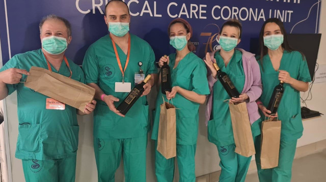 יין לצוותים במחלקות הקורונה  (צילום: יחצ)