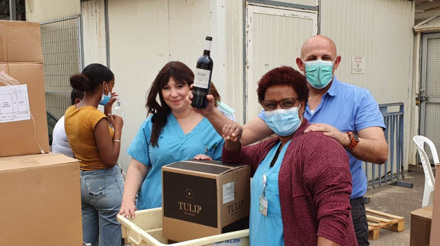 תרומת יקב טוליפ לבית חולים השרון (צילום: יח"צ)