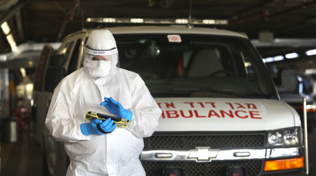 צוות מד"א בימי הקורונה (למצולמים אין קשר לנאמר בכתבה) (צילום: מרק ישראל סלם)