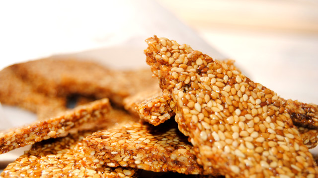 עוגיות קרמל ושומשום (צילום: פסקל פרץ-רובין)