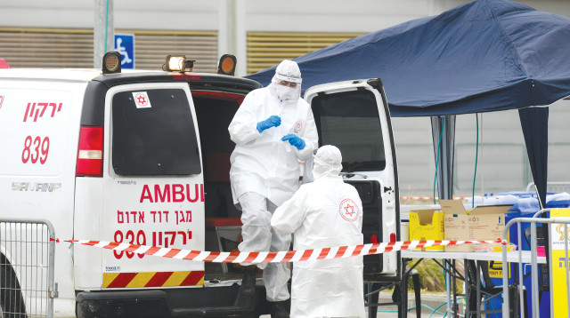 קורונה: צוות רפואי בבני ברק (צילום: פלאש 90)