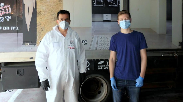 יאיר נתניהו מסייע לחלוקת מזון בעמותת יד עזר לחבר (צילום: יובל הנדלר)