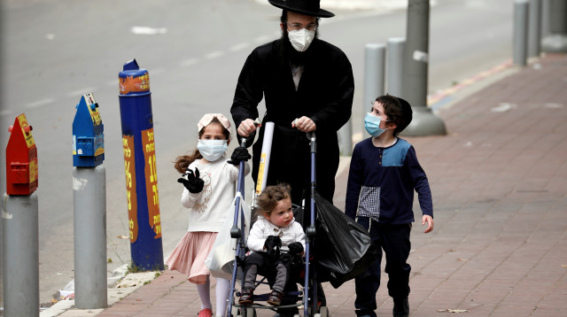 קורונה בבני ברק (למצולמים אין קשר לכתבה) (צילום: אמיר כהן, רויטרס)