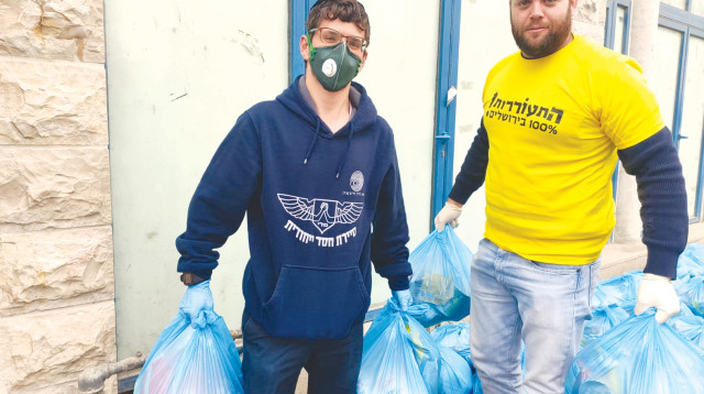 קורונה - צעירים המסייעים לקשישים (צילום: דוברות תנועת "התעוררות")
