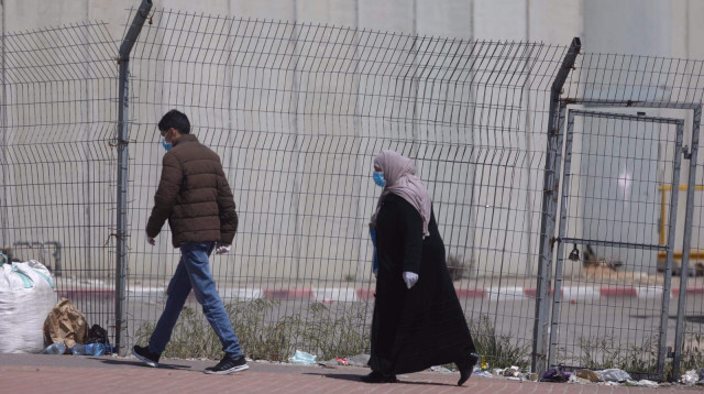קורונה: פלסטינים מהגדה חוצים את המחסום לישראל (צילום: מרק ישראל סלם)