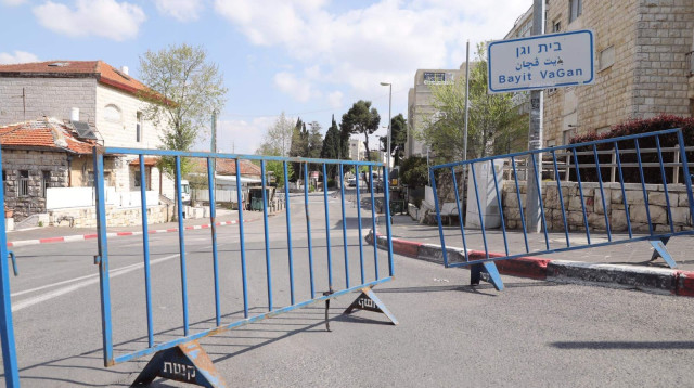 קורונה: מחסומים לאכיפת הסגר בשכונת בית וגן בירושלים (צילום: מרק ישראל סלם)