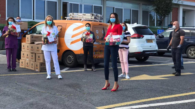 עובדי אלקטרה מוצרי צריכה מחלקים מארזי שי בבית החולים ברזילי (צילום: יח"צ)