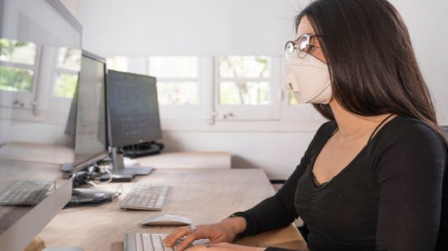 עבודה בימי קורונה (צילום: שאטרסטוק)