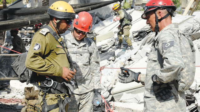 חיילים אמריקאיים וישראליים מתרגלים אירוע רב נפגעים (צילום: דוד אזגורי, שגרירות ארה"ב בישראל)