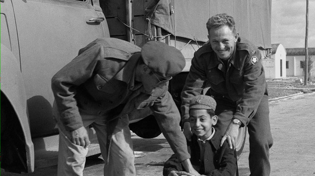 חיילי צה"ל מסייעים במעברה, 1950 (צילום: הנס פין, לע"מ)