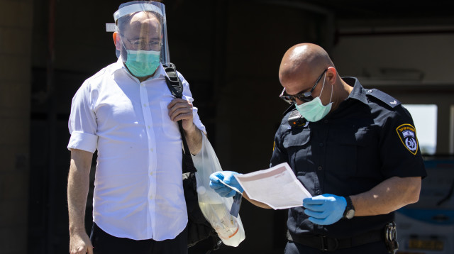 קורונה בישראל - למצולמים אין קשר לנאמר בכתבה  (צילום: אוליבייר פיטוסי, פלאש 90)