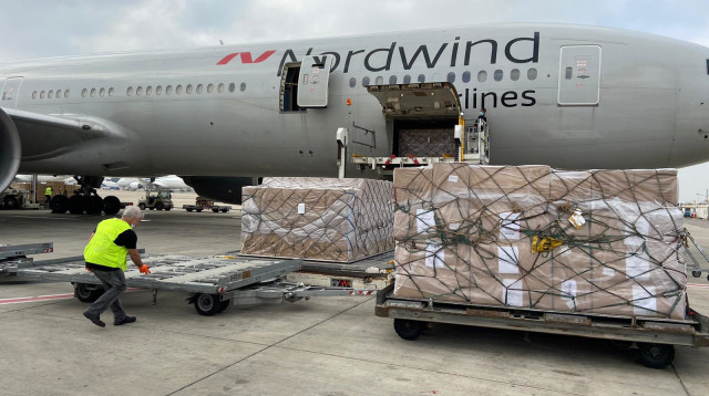 מטוס עם ציוד רפואי נוחת בישראל (צילום: ש.א.ג שירותי רפואה)