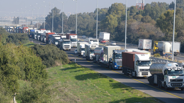 פקק תנועה  (צילום: גיל יערי, פלאש 90)