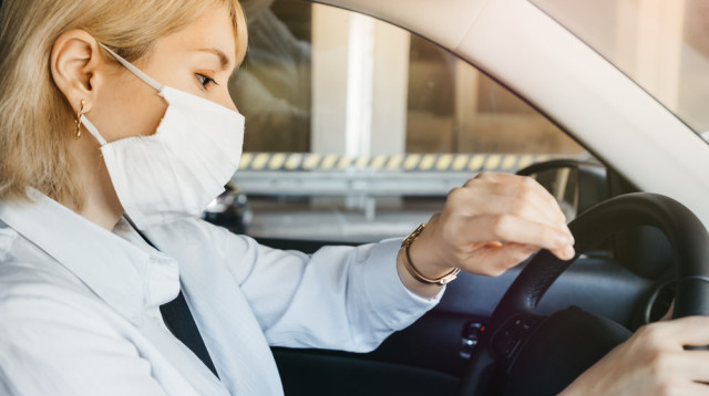 נסיעה ברכב עם מסכה (צילום: Shutterstock)