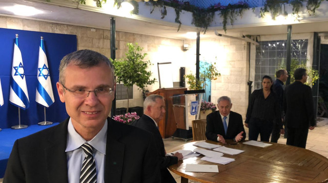 נתניהו, גנץ ויריב לוין בחתימה על ההסכם לממשלת אחדות (צילום: תקשורת ראש הממשלה)