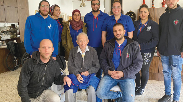 ניצול שואה עם הנוער העובד והלומד (צילום: באדיבות המצולם)