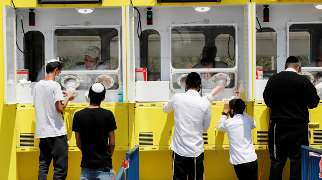 קורונה בישראל: עמדות בדיקה (צילום: REUTERS/Ammar Awad)