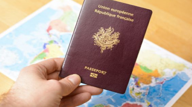 דרכון צרפתי (צילום: שאטרסטוק)