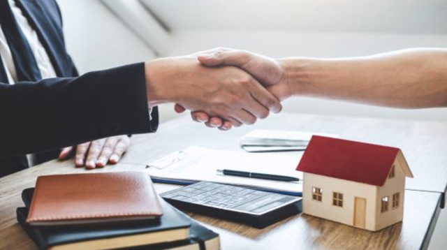 עסקת מכר דירה (צילום: שאטרסטוק)
