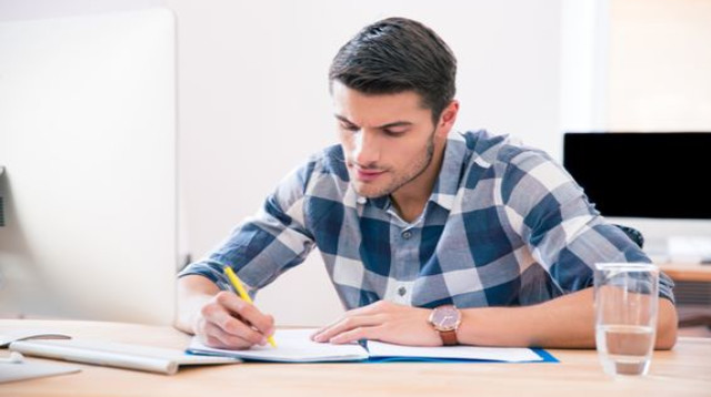 חתימת הסכם העסקה (צילום: שאטרסטוק)