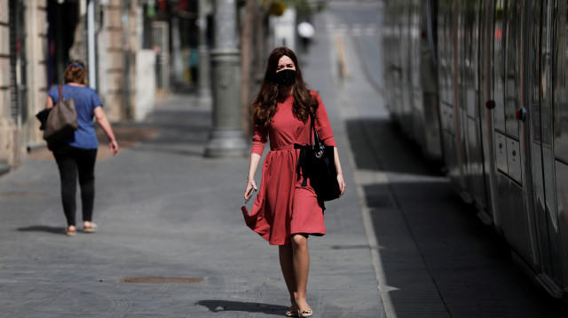 קורונה בישראל: למצולמים אין קשר לנאמר בכתבה (צילום: רויטרס / רונן זבולון)