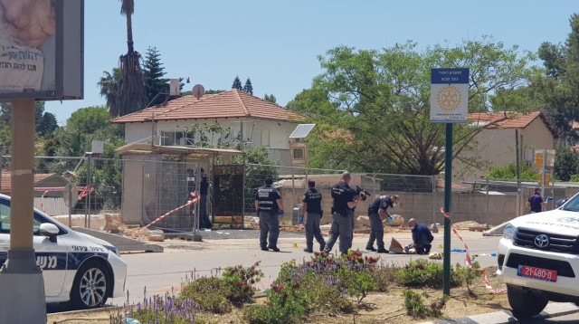 זירת הדקירה בכפ"ס (צילום: אלון חכמון)