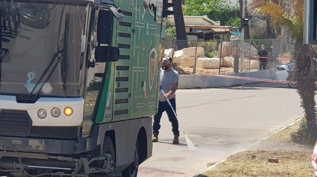 זירת אירוע הדקירה בכפר סבא (צילום: אלון חכמון)