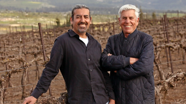 ד"ר יאיר מרגלית ואסף מרגלית בכרם  (צילום: steven rothfeld - vigneron)