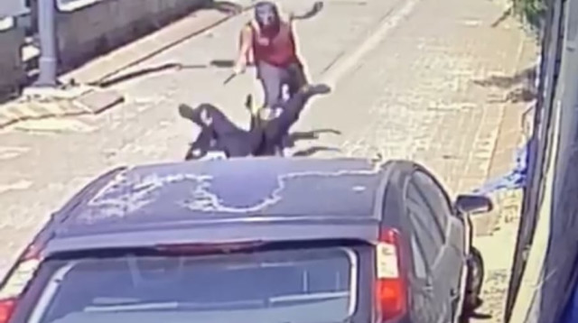 התקרית בראש העין (צילום: מצלמות אבטחה)