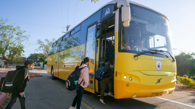 תלמידים חוזרים ללימודים (צילום: יוסי אלוני, פלאש 90)