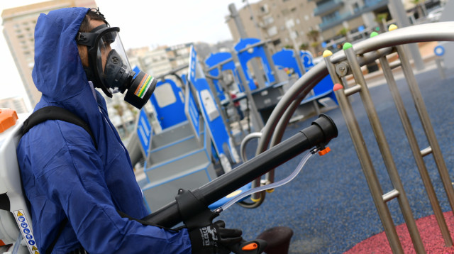 קורונה - חיטוי פארק משחקים בבת ים, ארכיון (למצולם אין קשר לנאמר בכתבה) (צילום: פלאש 90)