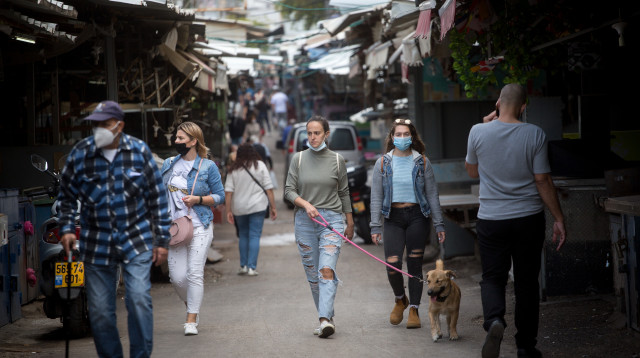 קורונה - אנשים עם מסכה מטיילים בשוק הכרמל (למצולמים אין קשר לנאמר בכתבה) (צילום: מרים אלסטר, פלאש 90)