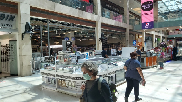 תנועת מבקרים דלילה בקניון גבעתיים (צילום: משה כהן)