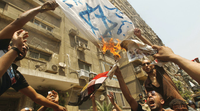 מהומות מול שגרירות ישראל בקהיר, 2011 (צילום: KHALED DESOUKI/AFP/Getty Images)