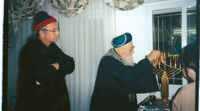 הרב מרדכי אליהו ונתן זהבי, מתוך הסדרה "זהבי מחפש תשובה" (צילום: ארכיון פרטי)