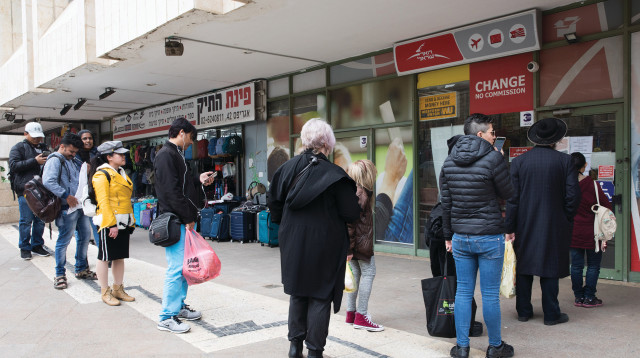 תור בסניף דואר (צילום: נתי שוחט, פלאש 90)