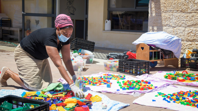 מתכוננים לחזרה לשגרה בפעוטונים - למצולמת אין קשר לנאמר בכתבה  (צילום: יוסי זליגר, פלאש 90)