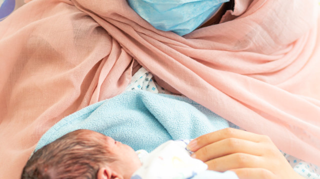 אם ותינוק בחדר לידה (צילום: רפי קורן,באדיבות בית החולים הלל יפה)