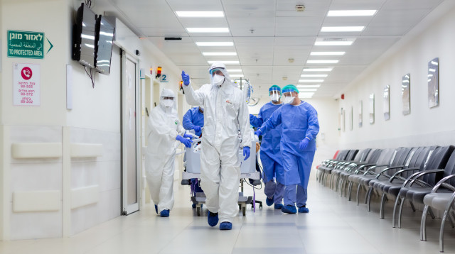 העברת חולה בבית החולים (למצולמים אין קשר לכתבה) (צילום: רפי קורן,באדיבות בית החולים הלל יפה)