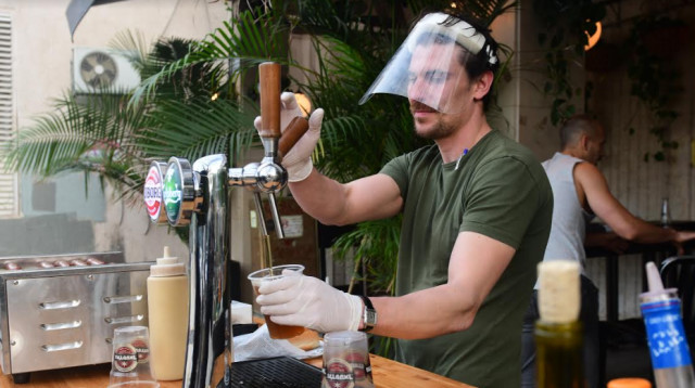 עסקים כמעט כרגיל בפאב הרובינא בת"א (צילום: אבשלום ששוני)