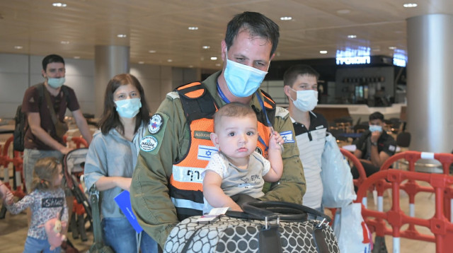 העולים החדשים עם איש פיקוד העורף (צילום: יוסי זליגר)