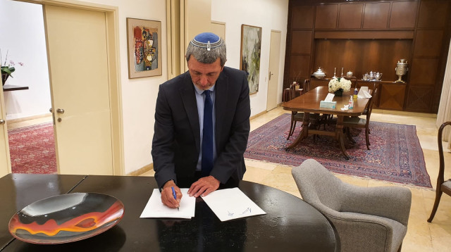 הרב רפי פרץ חותם על ההסכם הקואליציוני עם הליכוד (צילום: דוברות "הבית היהודי")
