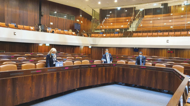 סדרני הכנסת מניחים את ההסכמים הקואליציוניים (צילום: דוברות הכנסת)