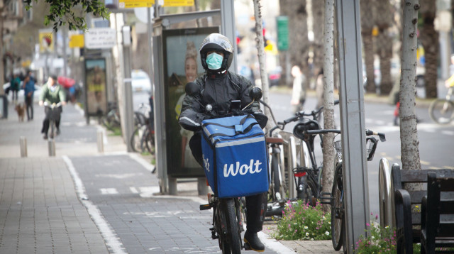 שליח בימי קורונה בתל אביב (צילום: מרים אלסטר, פלאש 90)