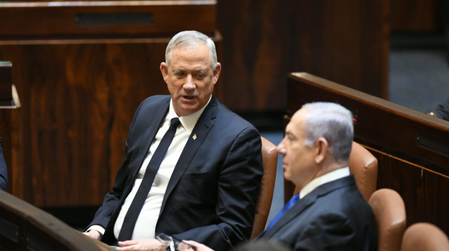 בנימין נתניהו ובני גנץ יושבים בראש שולחן הממשלה (צילום: דוברות הכנסת, עמוס בן גרשום)