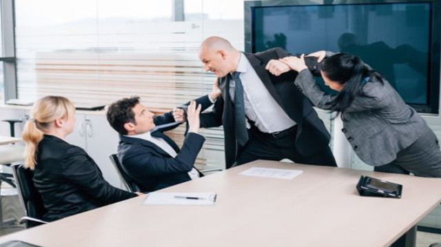 תקיפה בעבודה (צילום: שאטרסטוק)