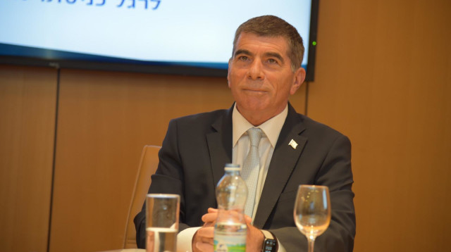 השר גבי אשכנזי (צילום: משרד החוץ)